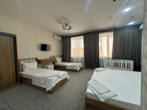Family Quadruple Room | Hypo-allergenic bedding, individually decorated, individually furnished