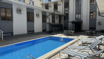 Piscina externa, guarda-sóis, espreguiçadeiras