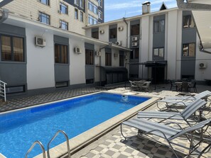 Piscina all'aperto, ombrelloni da piscina, lettini