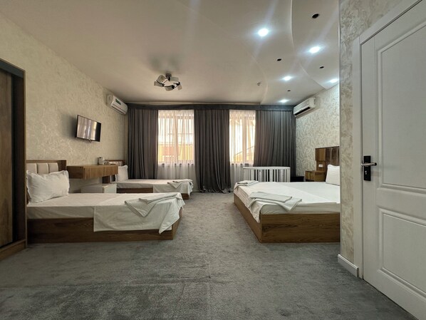 Family Quadruple Room | Hypo-allergenic bedding, individually decorated, individually furnished