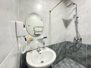 Shower, rainfall showerhead, free toiletries, hair dryer - Grand Zamin Hotel (Tashkent)