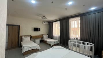 Family Quadruple Room | Hypo-allergenic bedding, individually decorated, individually furnished