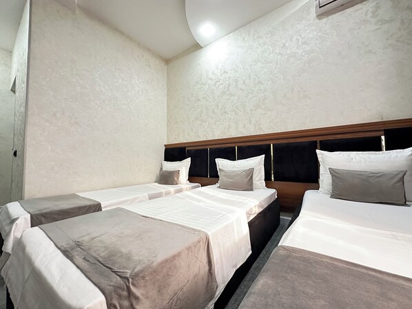 Standard Triple Room | Hypo-allergenic bedding, individually decorated, individually furnished
