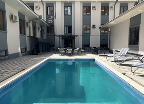 Piscina all'aperto, ombrelloni da piscina, lettini