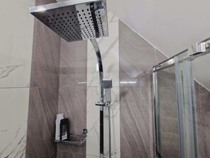 Regadera y secadora de cabello 