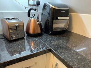 Refrigerador, microondas, cafetera y tetera y tostadora
