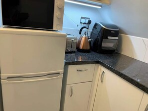 Een koelkast, een microgolfoven, een koffiezetapparaat/waterkoker