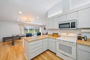 Microwave, oven, stovetop, dishwasher - The Greenview- Private Villa (Sarasota)