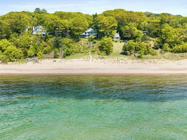 Sur la plage, chaise longue, serviettes de plage