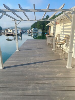 Terrace/patio - 2-bedroom house boat in charming Speedwell with AC (Speedwell)