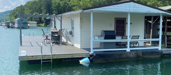 2-bedroom house boat in charming Speedwell with AC