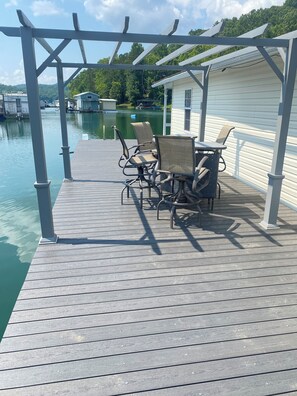 Outdoor dining - 2-bedroom house boat in charming Speedwell with AC (Speedwell)