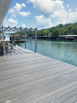 Terrace/patio - 2-bedroom house boat in charming Speedwell with AC (Speedwell)