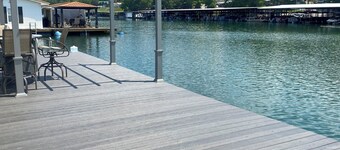 2-bedroom house boat in charming Speedwell with AC