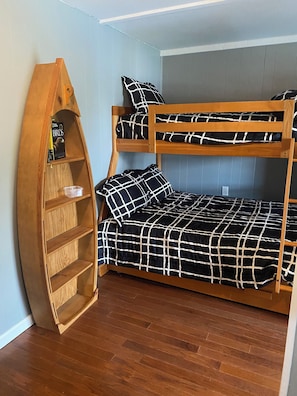 2 bedrooms, bed sheets - 2-bedroom house boat in charming Speedwell with AC (Speedwell)
