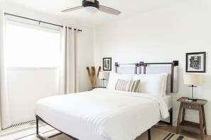 4 間睡房、書桌、熨斗/熨衫板、可攜式嬰兒床