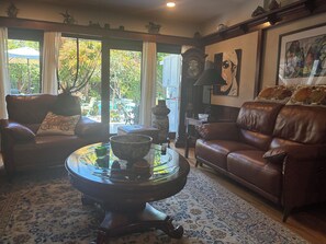 Smart TV, fireplace, DVD player, books - Over 200 Exotic Fruit Trees & Private Pool (Los Angeles)