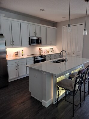 Mikrowelle, Ofen, Herdplatte, Geschirrspüler