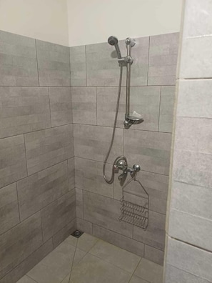Douche, serviettes fournies