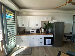 ثلاجة، ميكروويف، فرن، موقد طهي مسطح