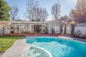 Pool - Adorable 3 bdr Home Universal Pool hot tub (Los Angeles)