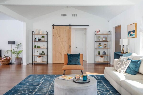 TV - Adorable 3 bdr Home Universal Pool hot tub (Los Angeles)