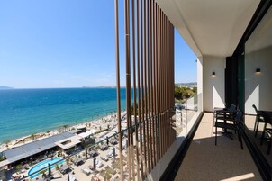 Un balcón con vista al mar y a la playa.