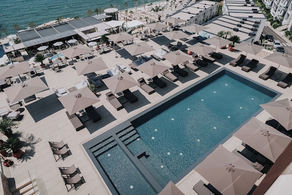 Piscina externa sazonal, guarda-sóis, espreguiçadeiras