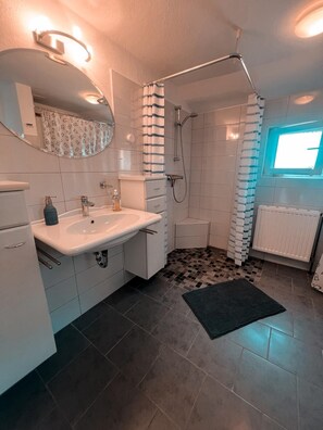 Dusche, Haartrockner, Handtücher, Seife