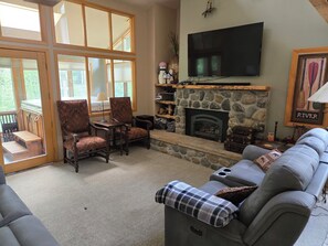 Fernseher, Kamin, DVD-Player