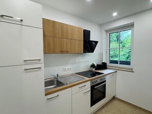 Réfrigérateur, un four, surface de cuisson, lave-vaisselle