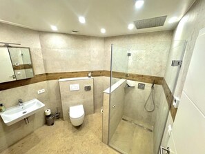 Haartrockner, Handtücher, Seife, Toilettenpapier