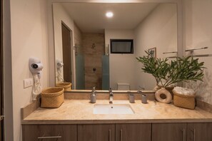 Deluxe Studio | Bathroom