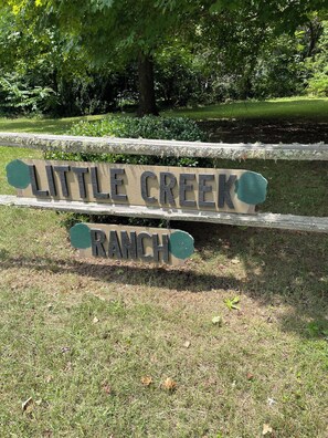 Property grounds - Welcome to Little Creek Ranch - A cozy cottage in charming Franklin (Franklin)