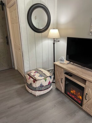 Interior - Welcome to Little Creek Ranch - A cozy cottage in charming Franklin (Franklin)