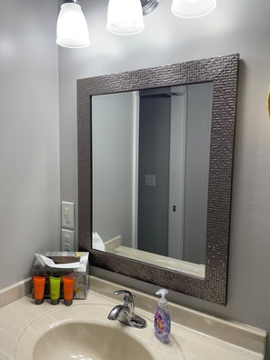 Shower, hair dryer, towels, soap - Welcome to Little Creek Ranch - A cozy cottage in charming Franklin (Franklin)
