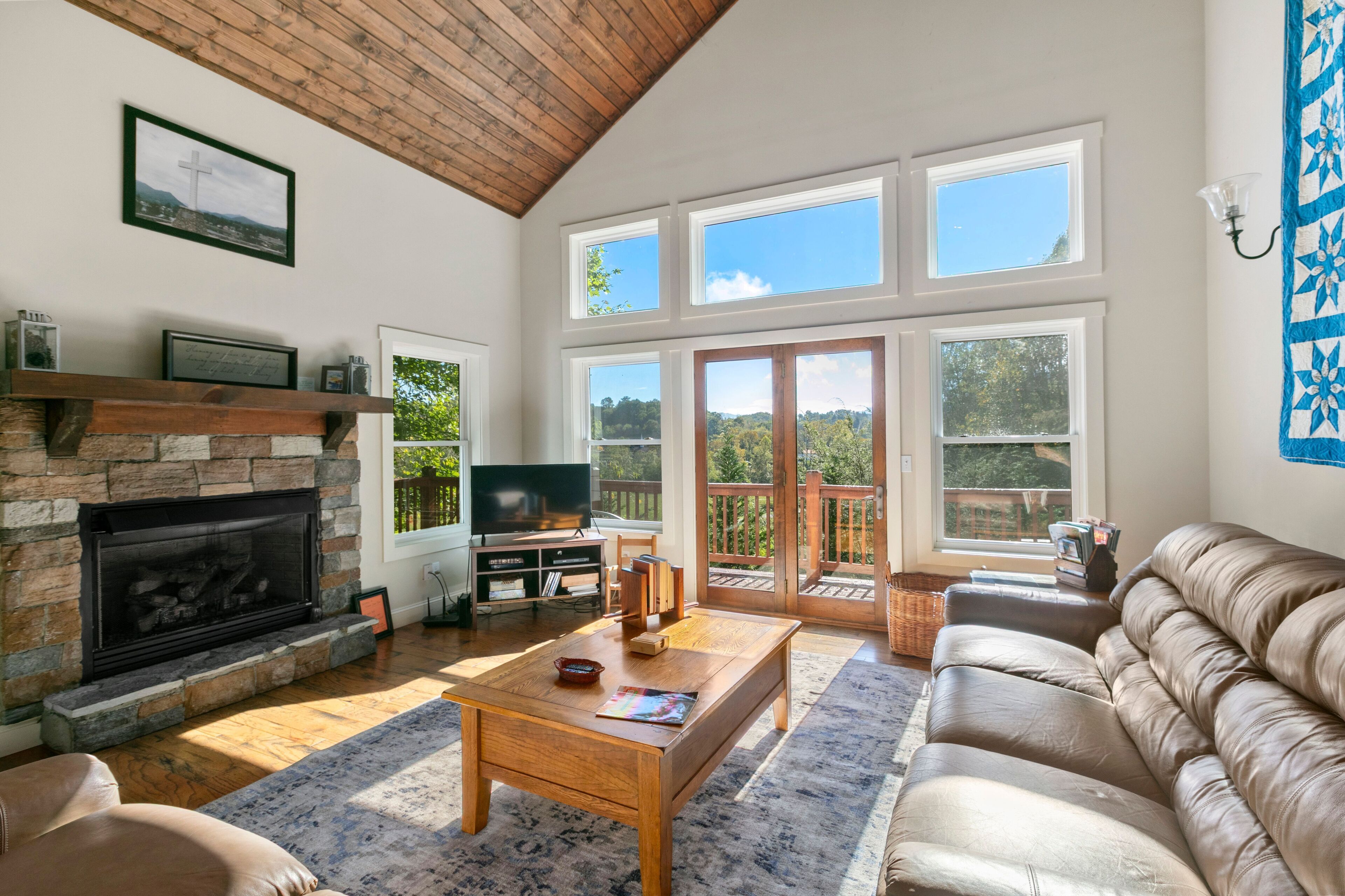 Een televisie en een open haard