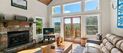 Een televisie en een open haard