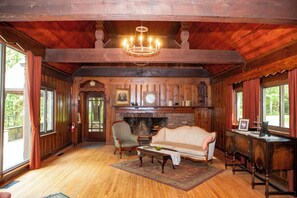 Living area - Marvelous lakefront 4-bedroom historical estate in Richfield with AC. (Richfield)
