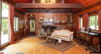 Marvelous lakefront 4-bedroom historical estate in Richfield with AC.