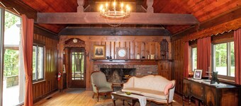 Marvelous lakefront 4-bedroom historical estate in Richfield with AC.