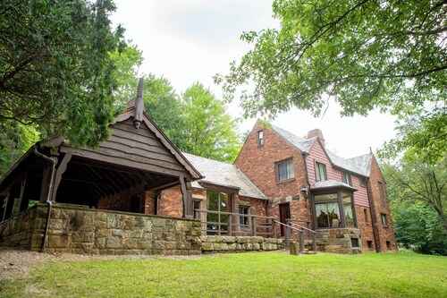 Marvelous lakefront 4-bedroom historical estate in Richfield with AC.