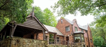 Marvelous lakefront 4-bedroom historical estate in Richfield with AC.