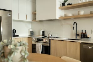 Réfrigérateur, four à micro-ondes, un four, surface de cuisson