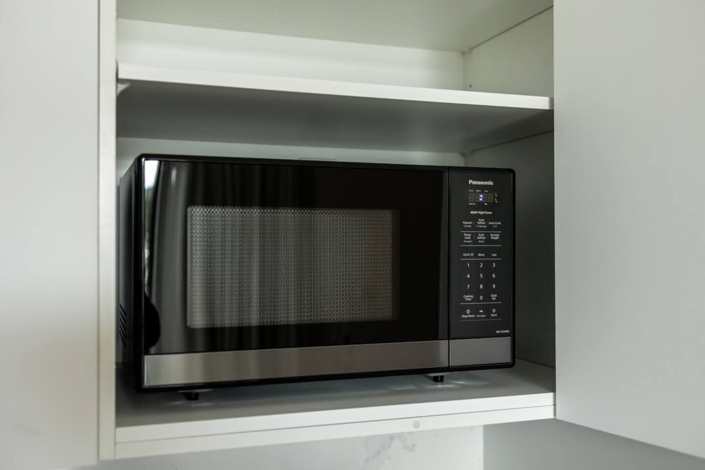 Een Panasonic magnetron in een wit kastje.