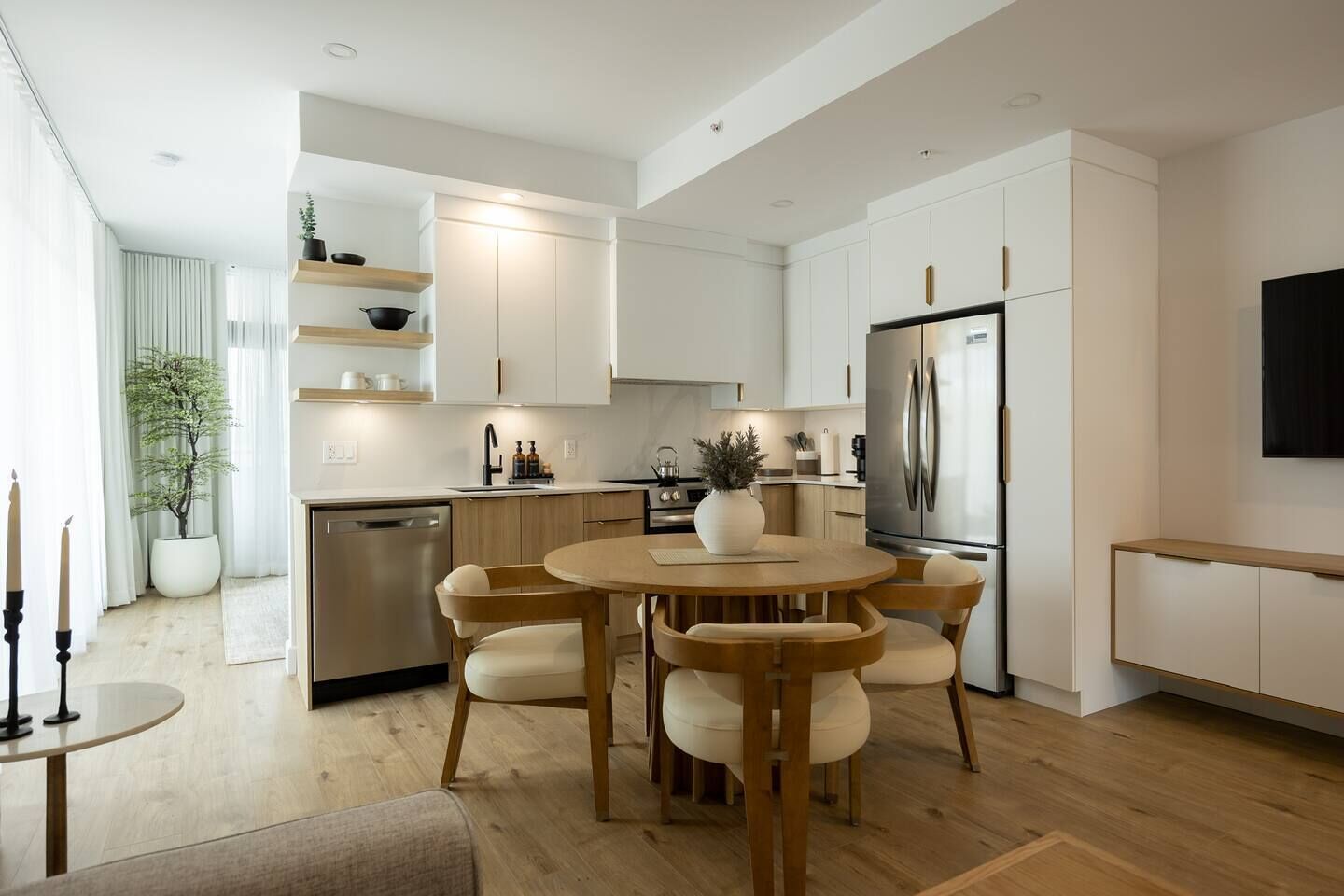 Frigorífico, microondas, horno y placa de cocina