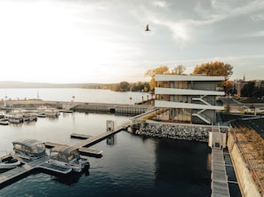 A modern building with a dock and boats. - La Capitainerie - Marina 204 - Bord de l’eau (Lac-Mégantic)