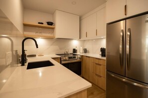 Refrigerador, microondas, horno, placa de cocina