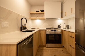 Geladeira, micro-ondas, fogão, cooktop