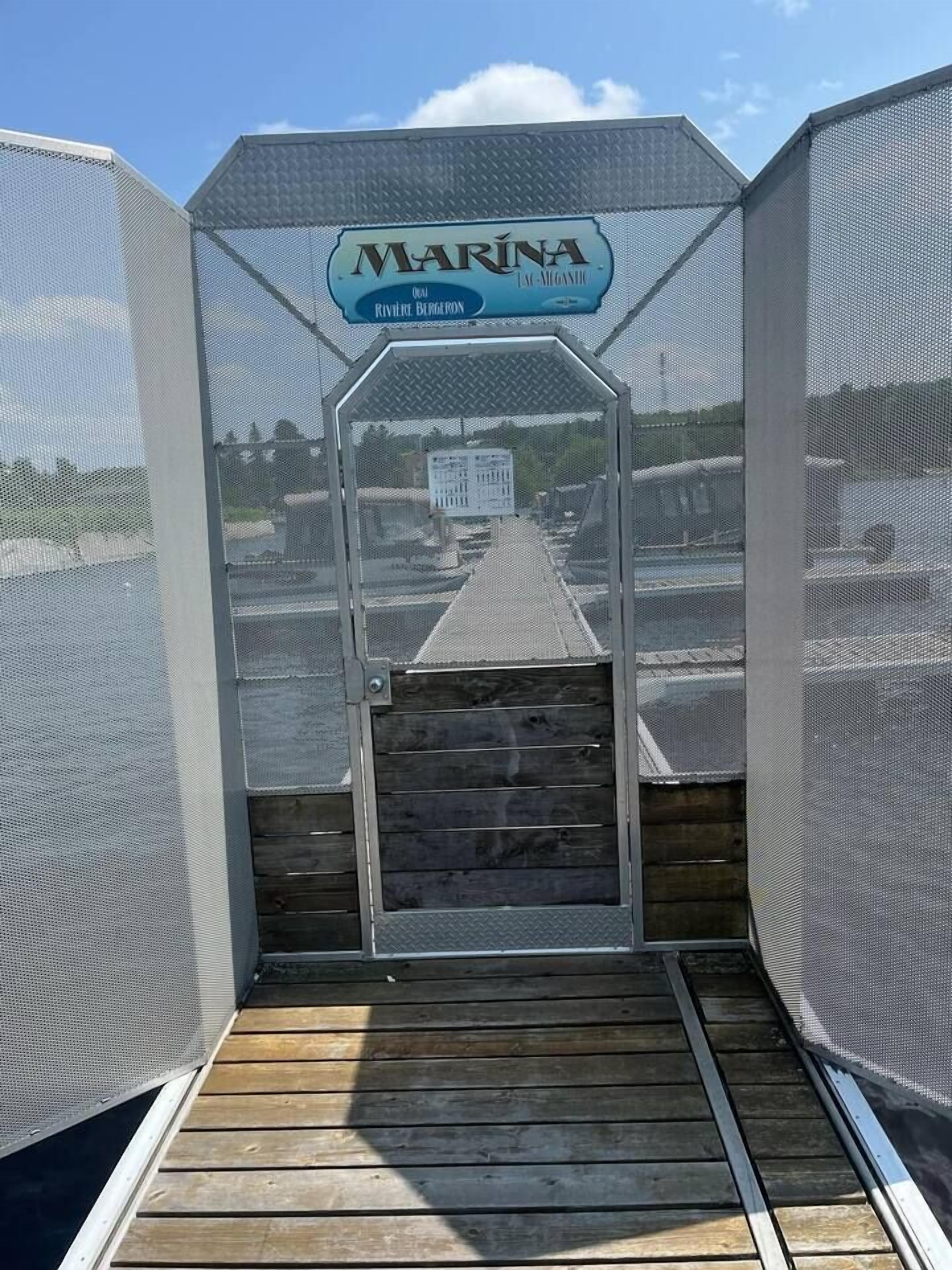 Une rampe d’accès à bateaux, abritée, mène à une marina appelée « Marina », et un panneau indique « Riviera Burgos ».